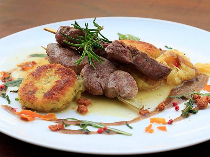 Entenmedaillons am Spieß mit Grammeln